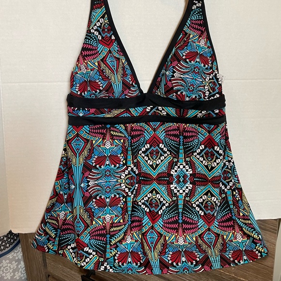MOSSIMO SWIM TOP/TANKINI. LIKE NEW! HALTER TOP IN TIKI GEOMETRIC PRINTS. - Picture 9 of 11